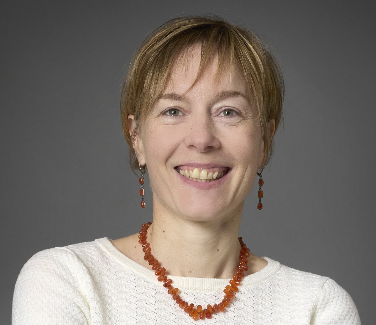 Céline Dandelot, Burgundy wine expert and educator in Beaune, smiling for a private tasting experience.