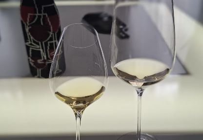 Two glasses of Chardonnay for a comparative Burgundy wine tasting, illustrating a bespoke masterclass designed by Céline Dandelot.